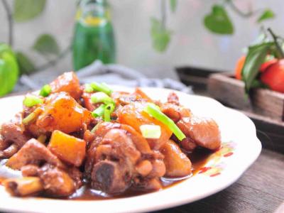 土豆烧鸡腿的做法-家常味烧菜谱