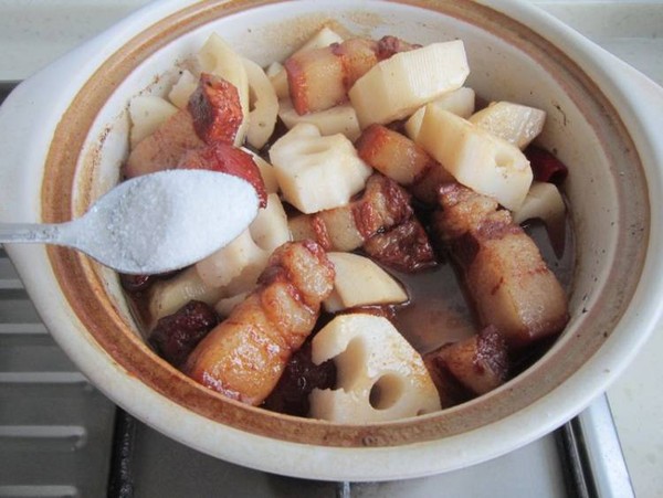莲藕肉煲的做法-家常味炖菜谱-易网健康养生网 莲藕肉煲的做法-家常味炖菜谱