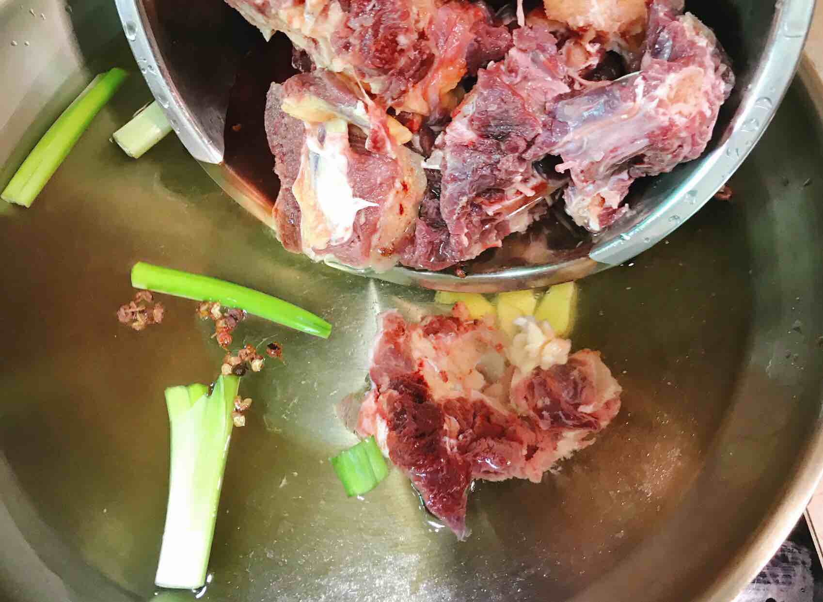 牛尾骨炖萝卜的做法-家常味炖菜谱-易网健康养生网 牛尾骨炖萝卜的做法-家常味炖菜谱