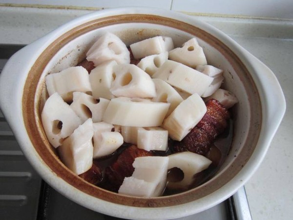 莲藕肉煲的做法-家常味炖菜谱-易网健康养生网 莲藕肉煲的做法-家常味炖菜谱