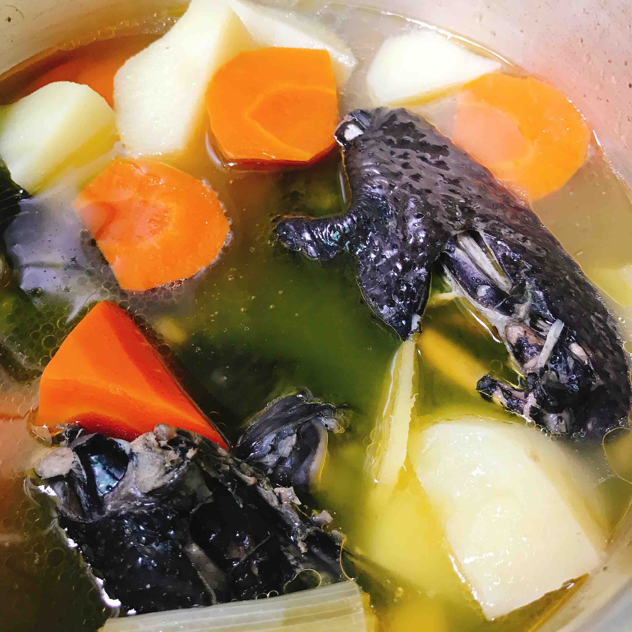 胡萝卜炖乌鸡汤的做法-咸鲜味煲菜谱