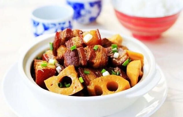 莲藕肉煲的做法-家常味炖菜谱-易网健康养生网 莲藕肉煲的做法-家常味炖菜谱