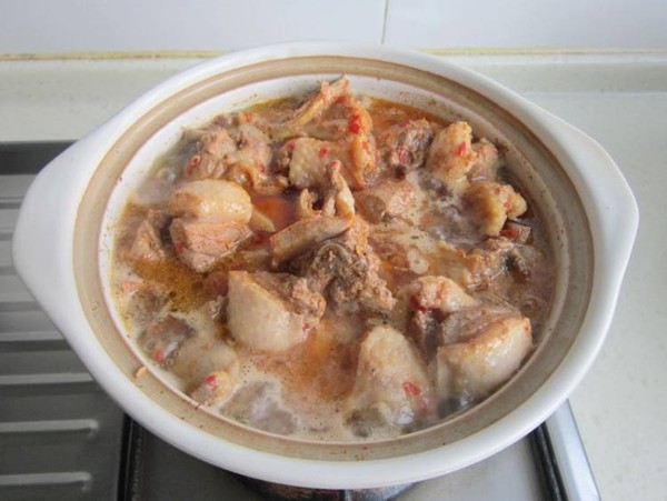 香辣鸡煲的做法-家常味炖菜谱-易网健康养生网 香辣鸡煲的做法-家常味炖菜谱