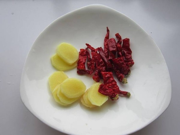 香辣鸡煲的做法-家常味炖菜谱-易网健康养生网 香辣鸡煲的做法-家常味炖菜谱