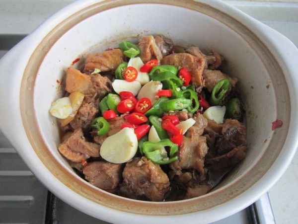 香辣鸡煲的做法-家常味炖菜谱-易网健康养生网 香辣鸡煲的做法-家常味炖菜谱