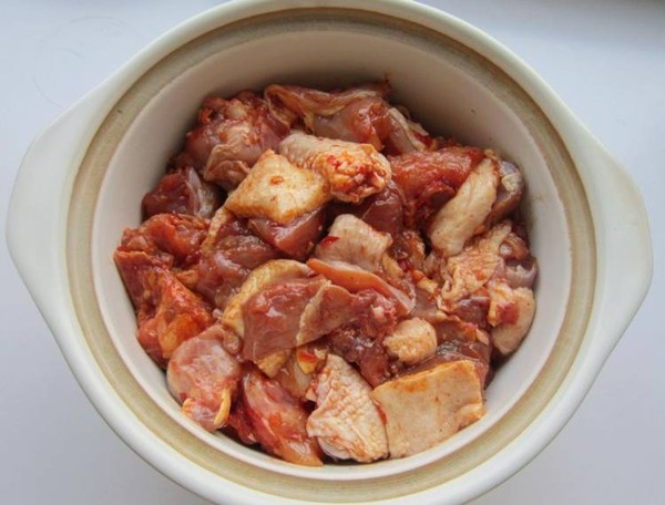 香辣鸡煲的做法-家常味炖菜谱-易网健康养生网 香辣鸡煲的做法-家常味炖菜谱