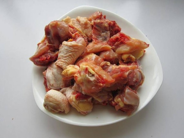 香辣鸡煲的做法-家常味炖菜谱-易网健康养生网 香辣鸡煲的做法-家常味炖菜谱