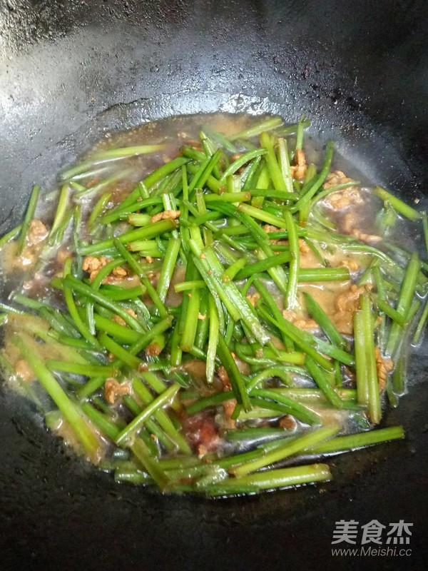 韭菜花炒肉的做法-家常味爆菜谱