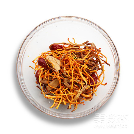 【滋补暖心】黄花菜虫草花炖鸡汤的做法-家常味炖菜谱-易网健康养生网 【滋补暖心】黄花菜虫草花炖鸡汤的做法-家常味炖菜谱