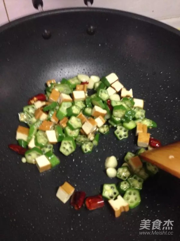 秋葵炒香干的做法-家常味炒菜谱