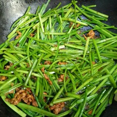 韭菜花炒肉的做法-家常味爆菜谱