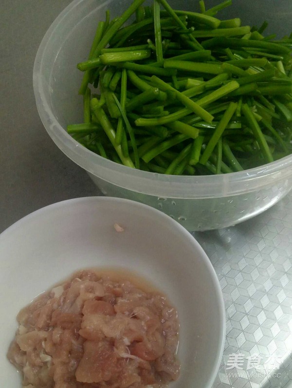 韭菜花炒肉的做法-家常味爆菜谱