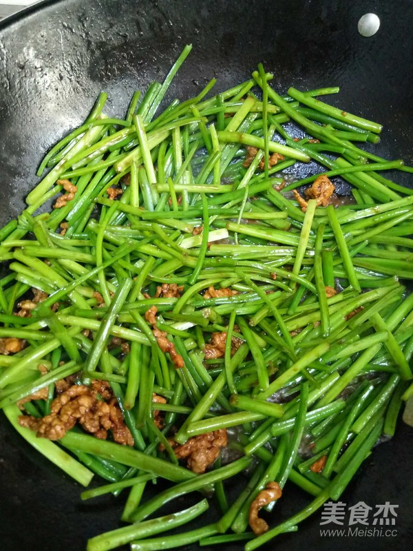 韭菜花炒肉的做法-家常味爆菜谱