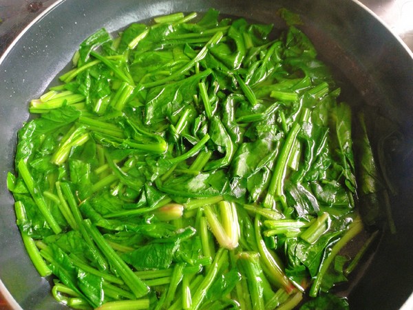 凉拌菠菜的做法-酸辣味煮菜谱