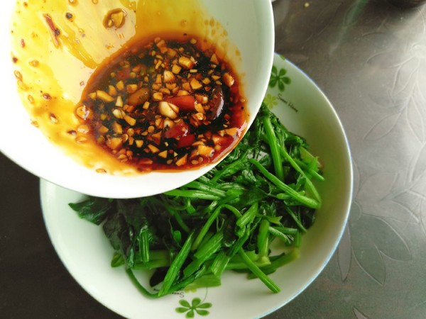 凉拌菠菜的做法-酸辣味煮菜谱