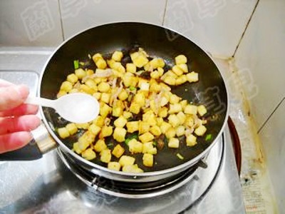 芝麻肉丝馒头丁的做法-家常味炒菜谱