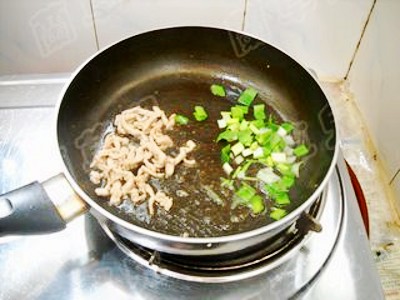 芝麻肉丝馒头丁的做法-家常味炒菜谱