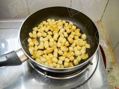 芝麻肉丝馒头丁的做法-家常味炒菜谱