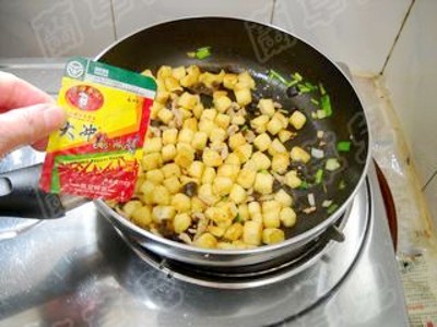芝麻肉丝馒头丁的做法-家常味炒菜谱