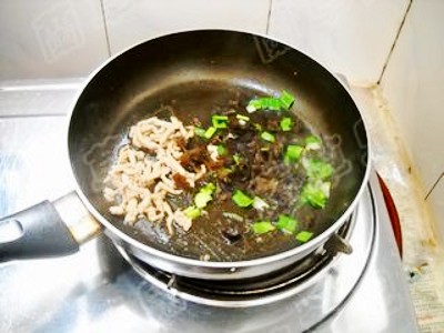 芝麻肉丝馒头丁的做法-家常味炒菜谱