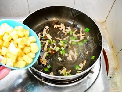 芝麻肉丝馒头丁的做法-家常味炒菜谱