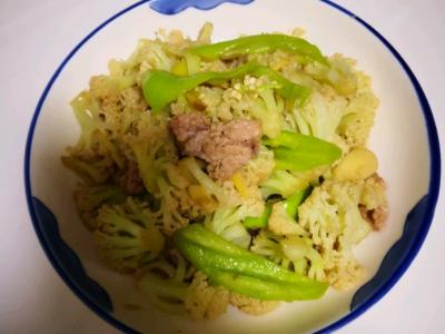尖椒炒菜花的做法-家常味炒菜谱