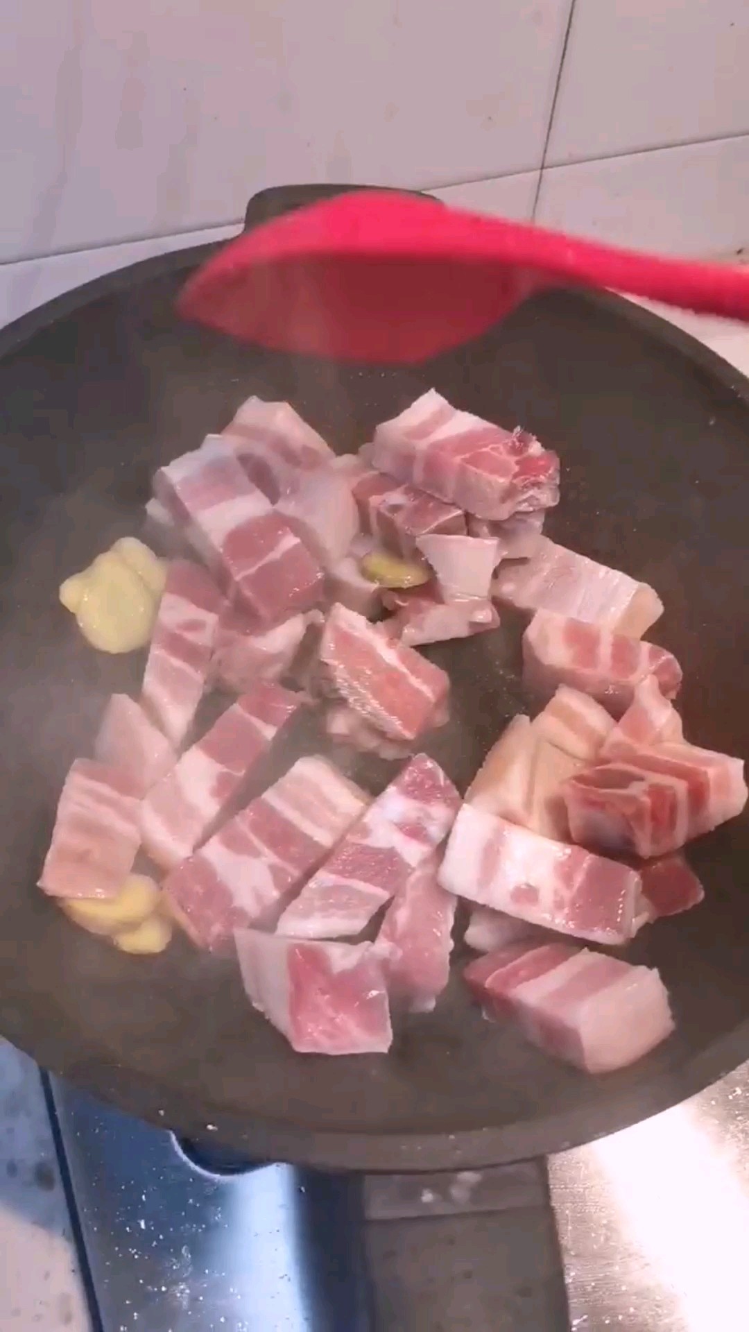 五花肉炖小鲍鱼的做法-家常味炖菜谱