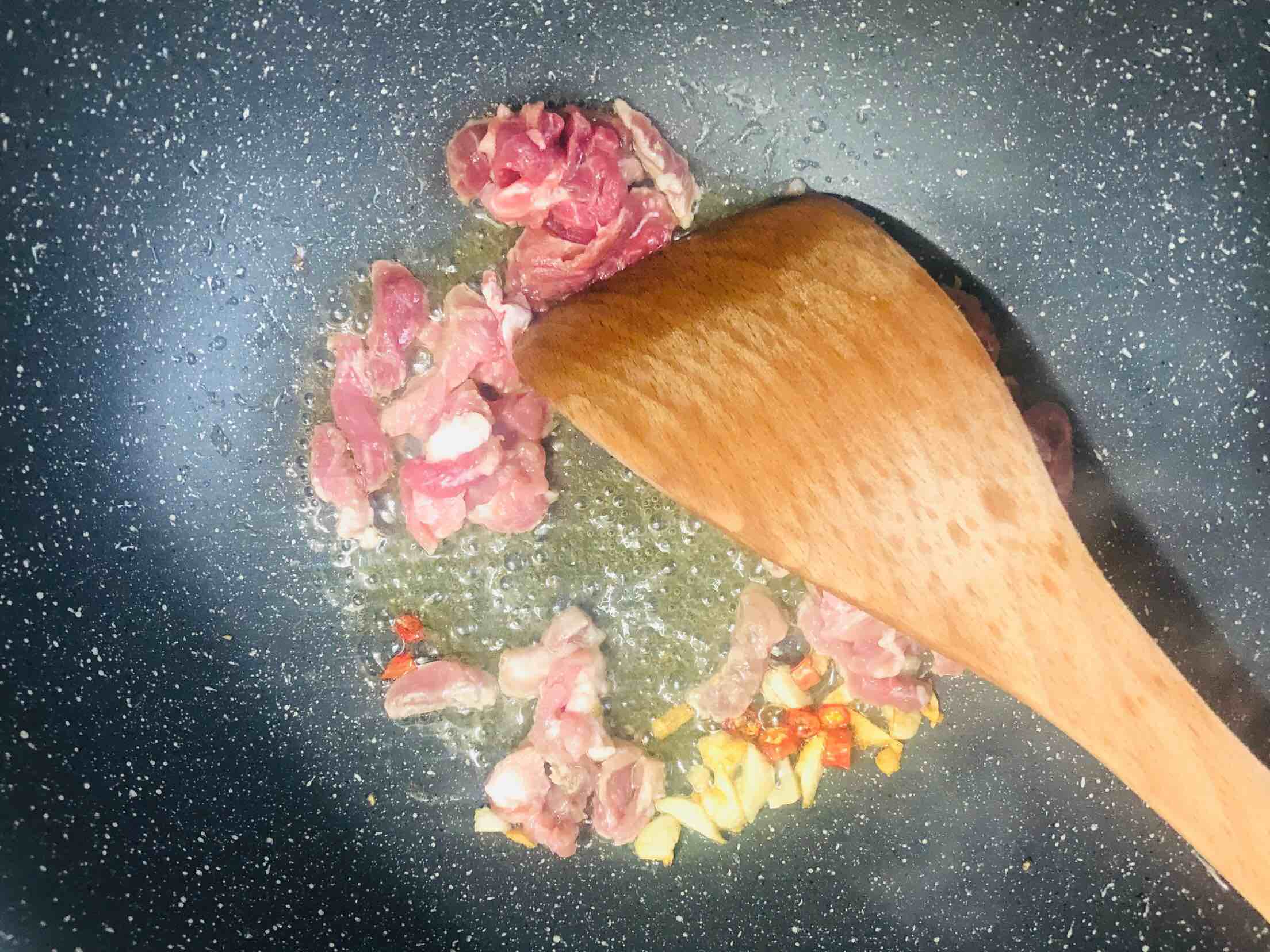 酸菜炒肉的做法-酸辣味炒菜谱