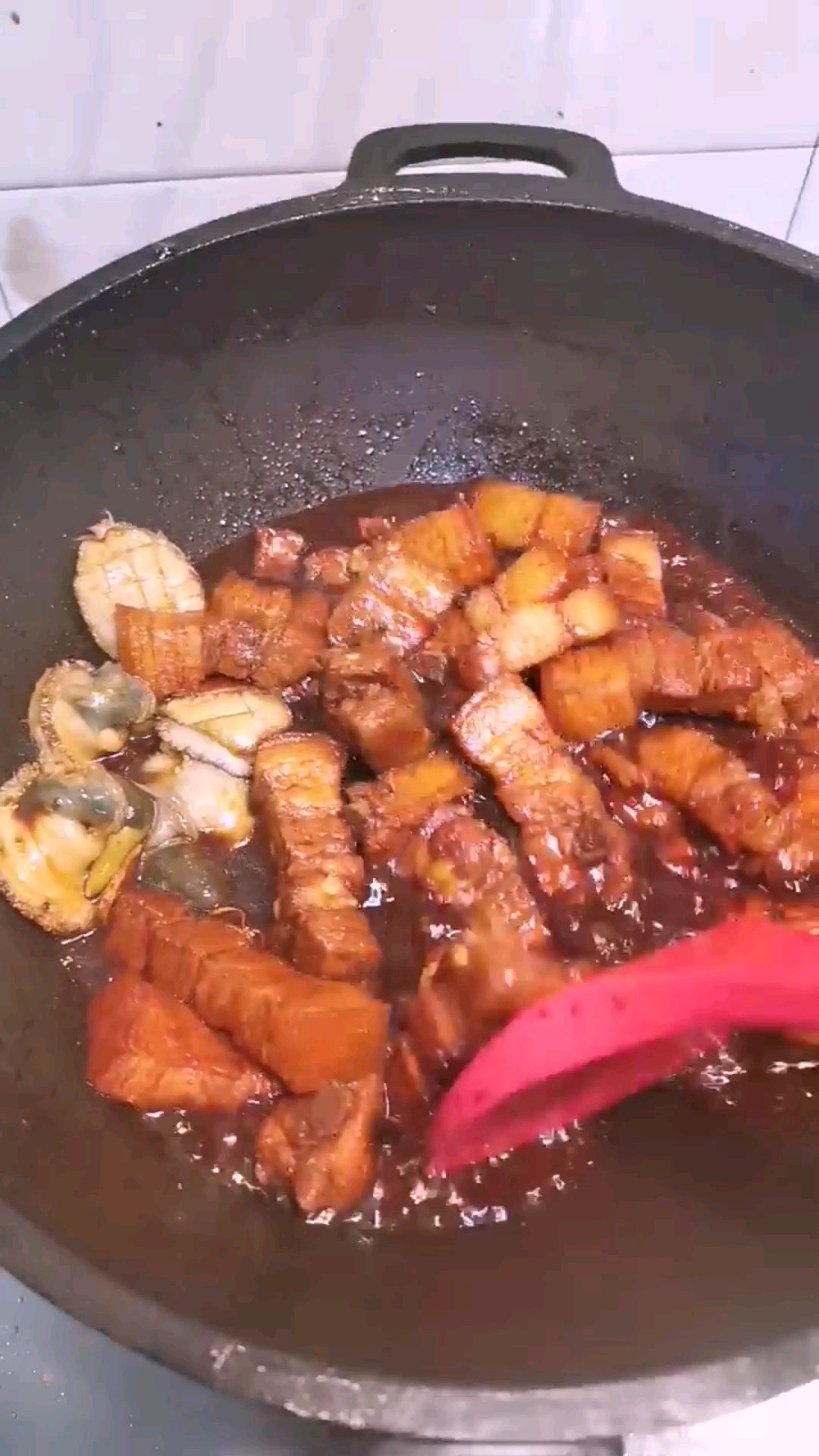 五花肉炖小鲍鱼的做法-家常味炖菜谱