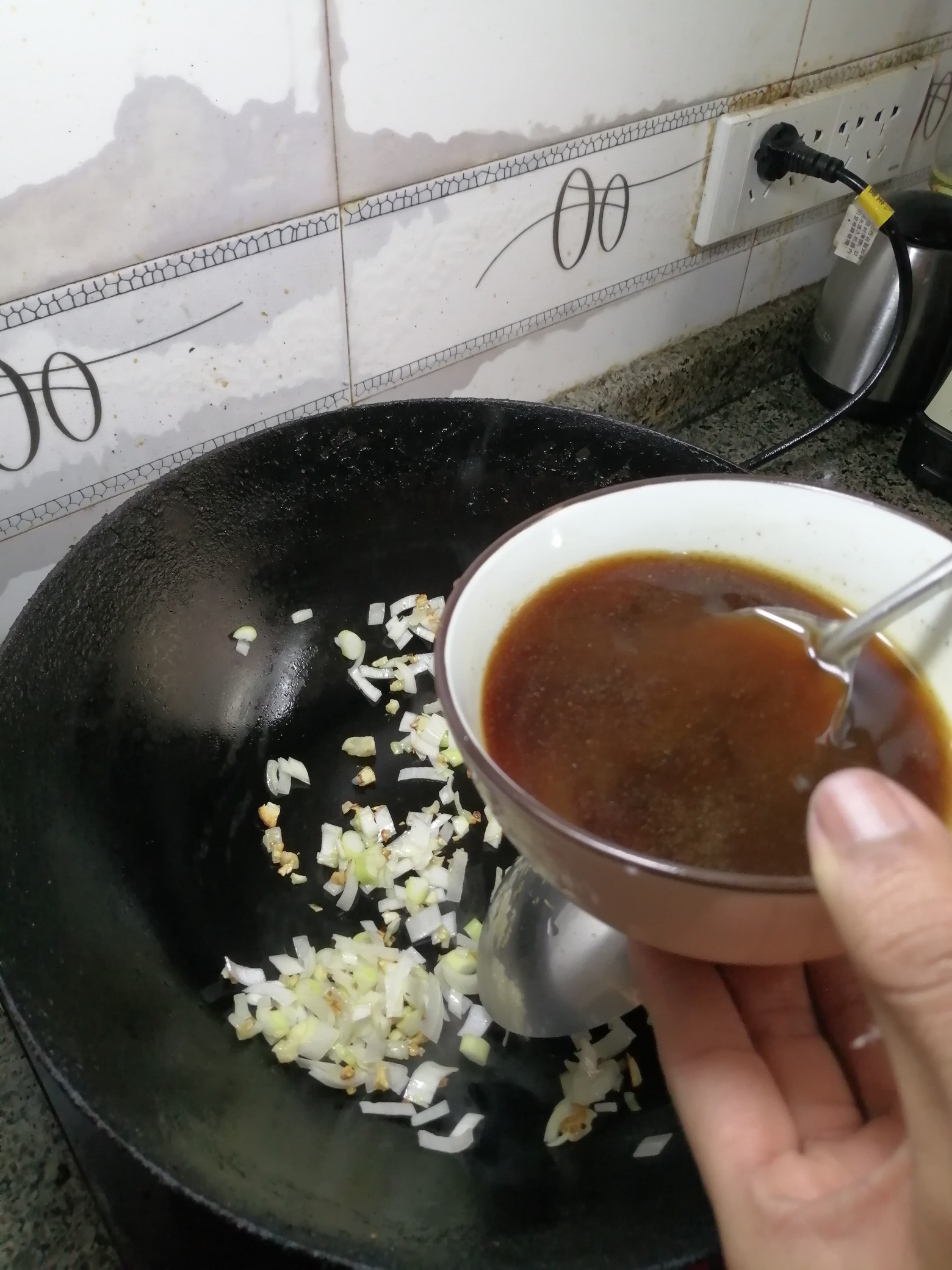 黑胡椒麻花炒凉皮的做法-黑椒味炒菜谱-易网健康养生网 黑胡椒麻花炒凉皮的做法-黑椒味炒菜谱