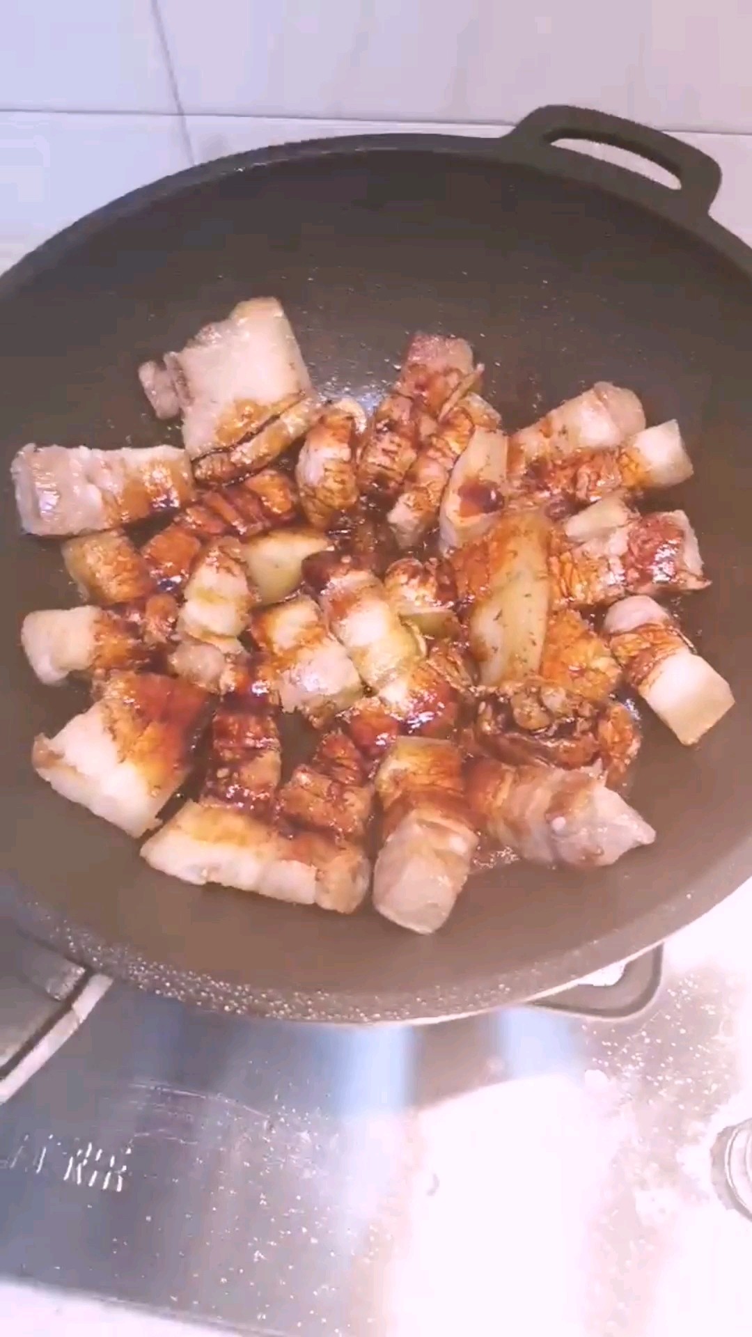 五花肉炖小鲍鱼的做法-家常味炖菜谱
