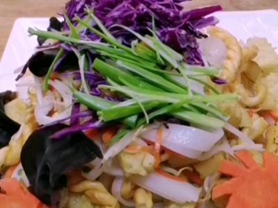 黑胡椒麻花炒凉皮的做法-黑椒味炒菜谱