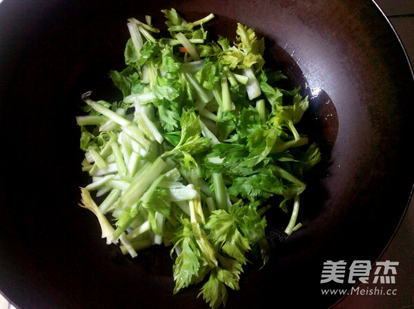 西芹炒豆皮的做法-家常味炒菜谱