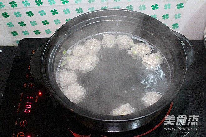 虫草白菜木耳肉丸粉丝汤的做法-家常味砂锅菜谱
