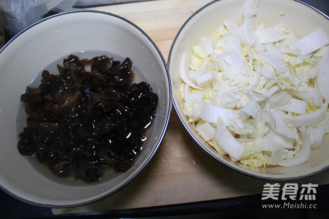 虫草白菜木耳肉丸粉丝汤的做法-家常味砂锅菜谱