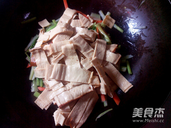 西芹炒豆皮的做法-家常味炒菜谱