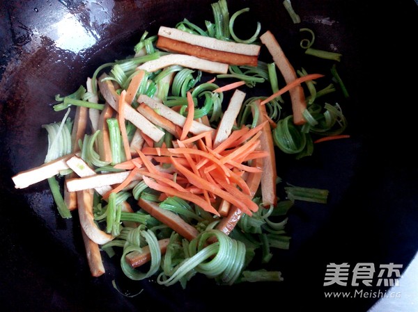 芹菜炒豆干的做法-家常味炒菜谱