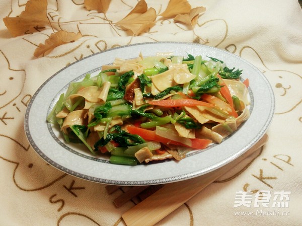 西芹炒豆皮的做法-家常味炒菜谱