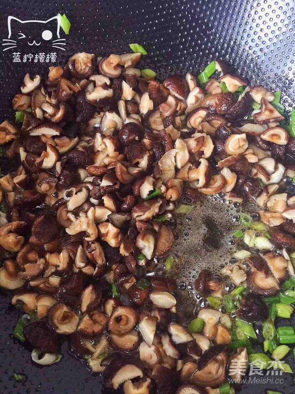 香菇鸡肉炸酱面的做法-家常味炸菜谱