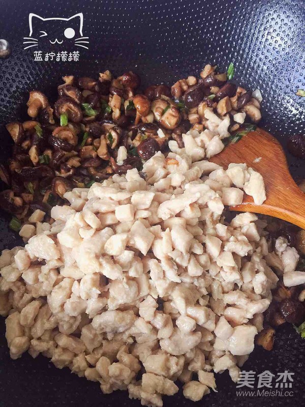香菇鸡肉炸酱面的做法-家常味炸菜谱