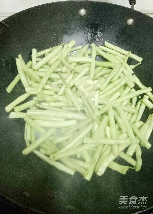 清炒豆角的做法-家常味炒菜谱