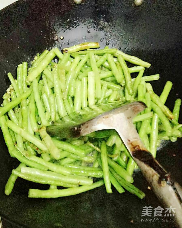 清炒豆角的做法-家常味炒菜谱