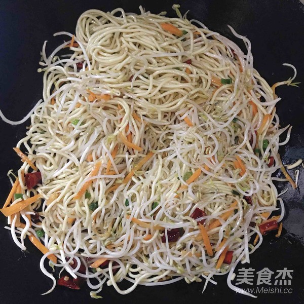 绿豆芽鸡蛋炒面的做法-家常味炒菜谱-易网健康养生网 绿豆芽鸡蛋炒面的做法-家常味炒菜谱