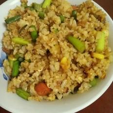 蒜苗酱油炒饭的做法-咸鲜味炒菜谱