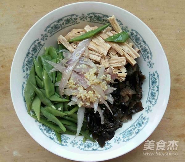 蒜香扁豆木耳腐竹拌菜的做法-咸鲜味拌菜谱