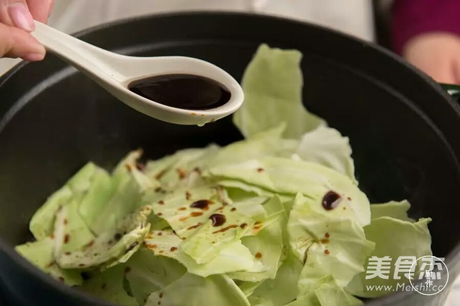 铸铁锅版干锅手撕包菜的做法-酸辣味干锅菜谱