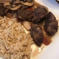 红酒炖牛肉配糙米饭的做法-奶香味炖菜谱