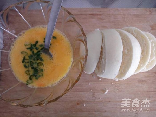 葱香鸡蛋煎馒头片的做法-葱香味煎菜谱