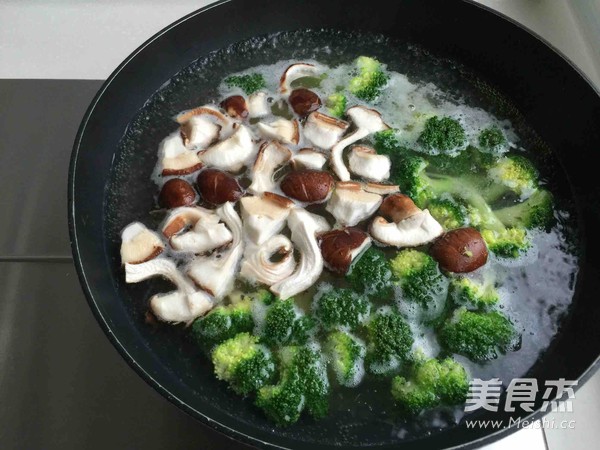 宝宝辅食-鸡肉菌菜泥的做法-家常味灼菜谱-易网健康养生网 宝宝辅食-鸡肉菌菜泥的做法-家常味灼菜谱