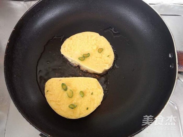 葱香鸡蛋煎馒头片的做法-葱香味煎菜谱